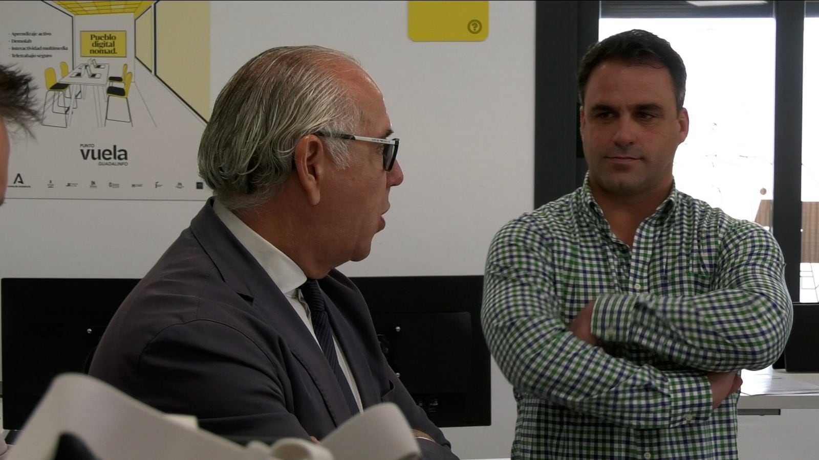 El delegado del Gobierno de la Junta en Jaén, Jesús Estrella, junto al alcalde de Begíjar, Diego Soriano.