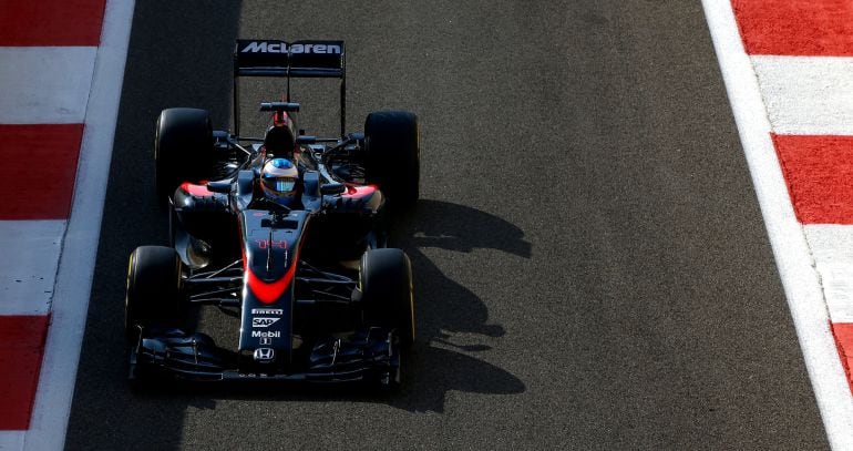 Fernando Alonso entra a boxes en Abu Dhabi