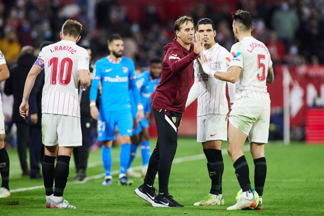 Julen Lopetegui da indicaciones a sus jugadores durante el partido contra el Atlético de Madrid.