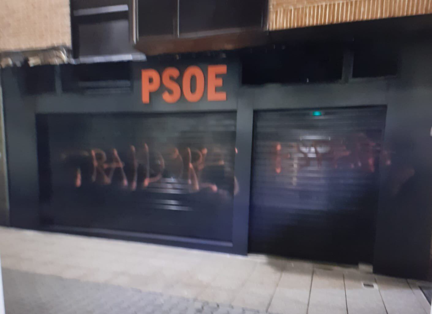 Pintada en la recién estrenada sede del PSOE de Palencia