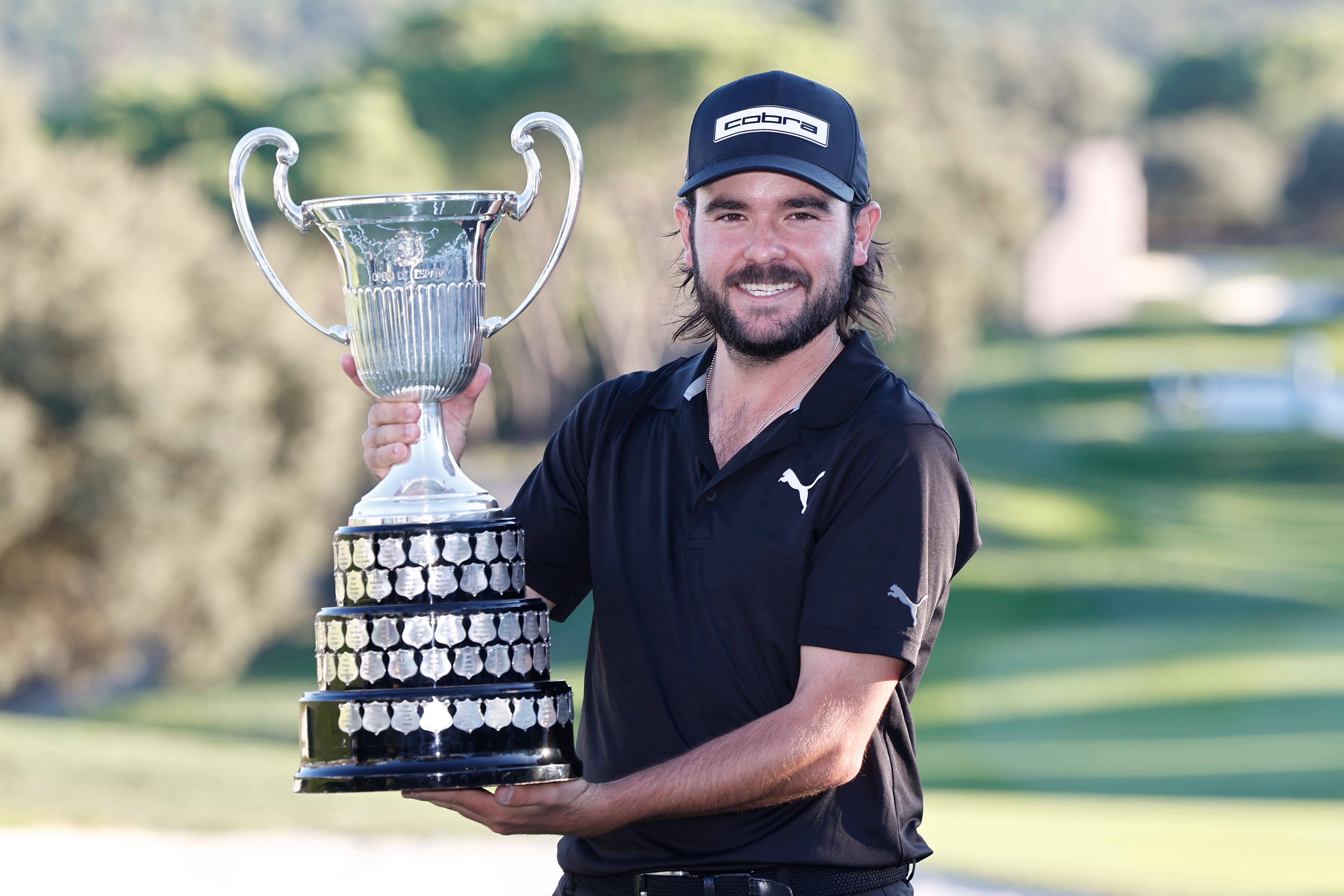 El golfista español Ángel Hidalgo posa este domingo con el trofeo, tras su victoria en el Abierto de España que se ha disputado estos cuatro días en el Club de Campo Villa de Madrid. EFE/Sergio Pérez