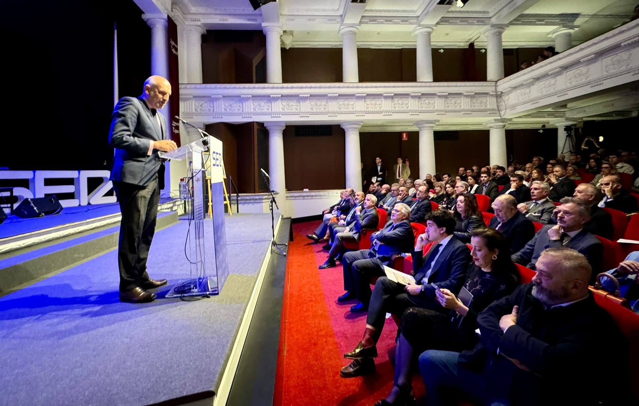 Manuel Alés, delegado de Fiestas Mayores, en un momento de su alocución durante la gala de la Rosa de Pasión