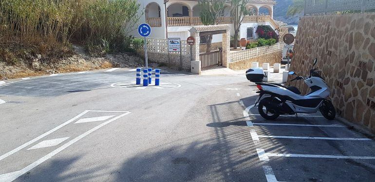 Rotonda al final de la carretera de acceso a la cala la Barraca. 