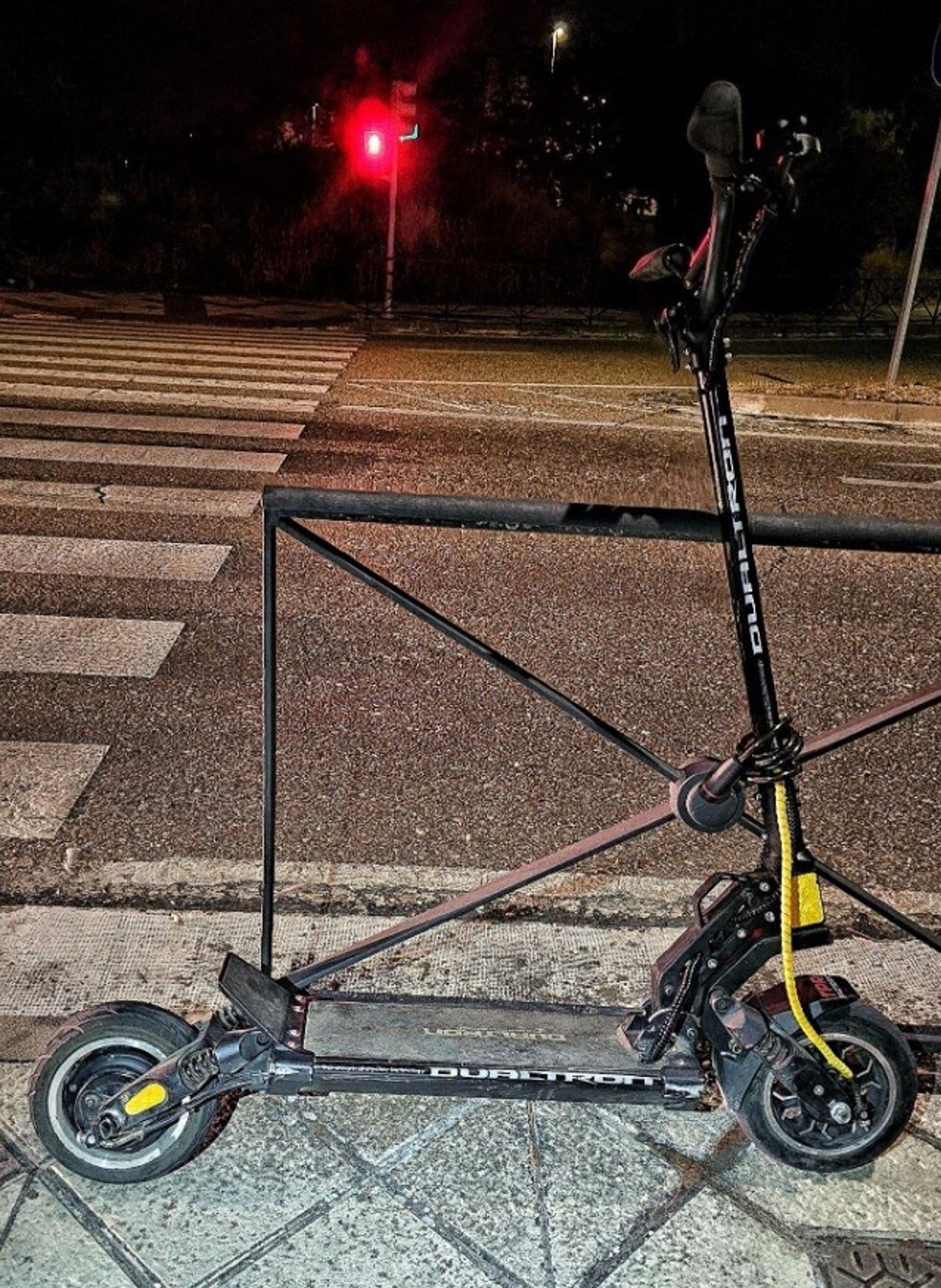 Detenido en Valladolid a bordo de un patinete que circulaba por la acera y trucado para alcanzar los 77 km/h.