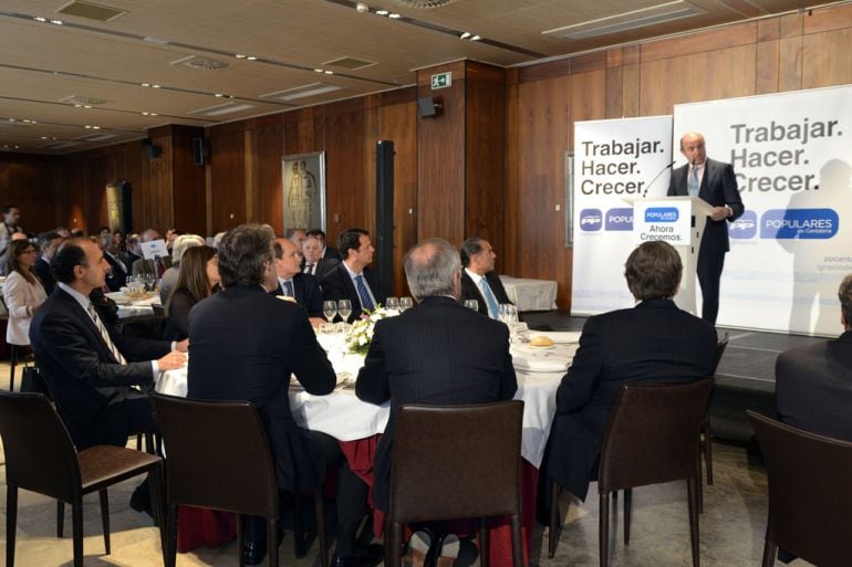 Luis de Guindos con empresarios en Santander