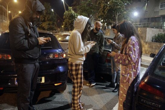 Un grupo de personas, en la calle tras el terremoto