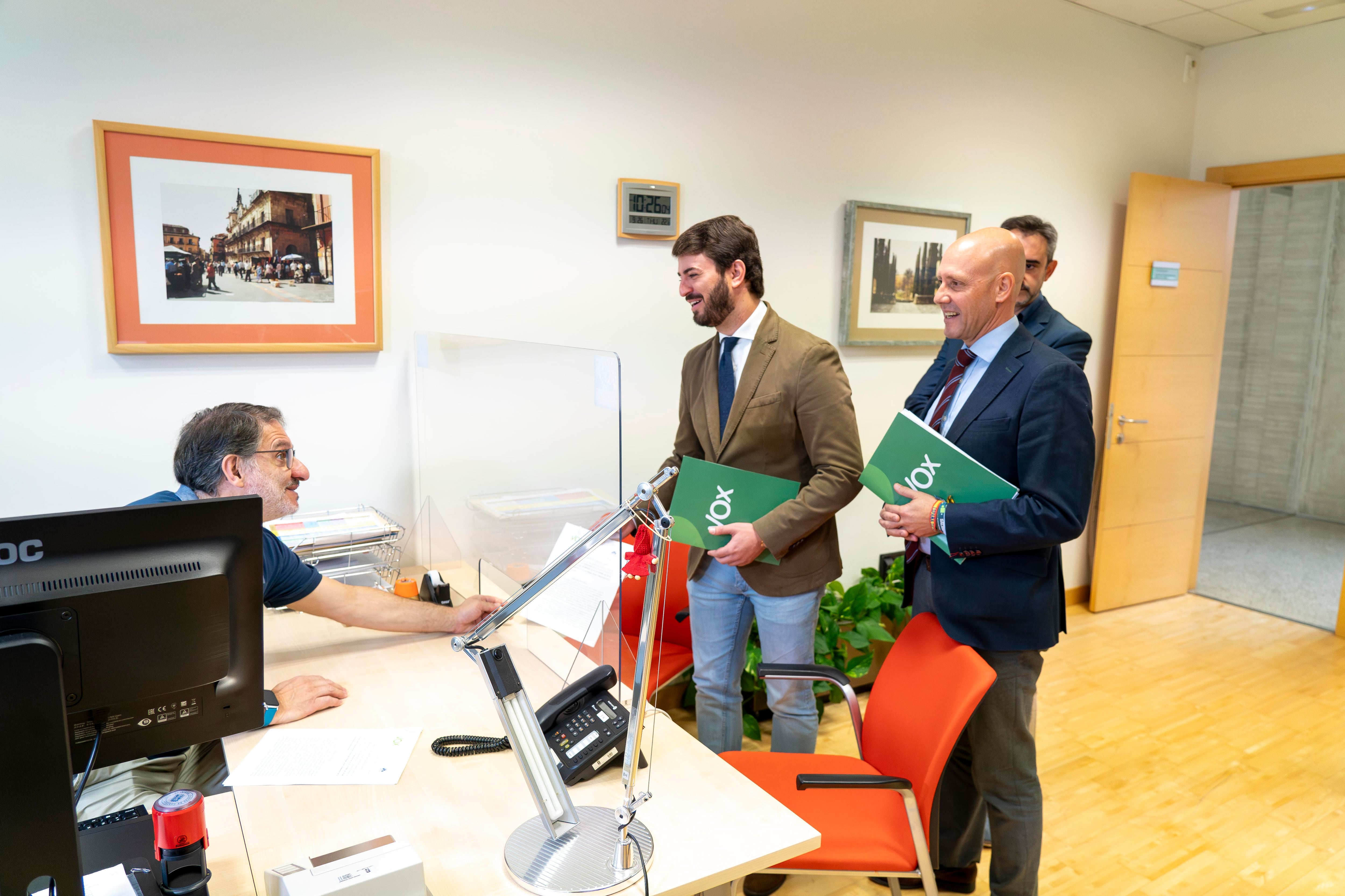 Imagen de archivo. El portavoz de VOX en las Cortes, Juan García-Gallardo, en el registro de las Cortes