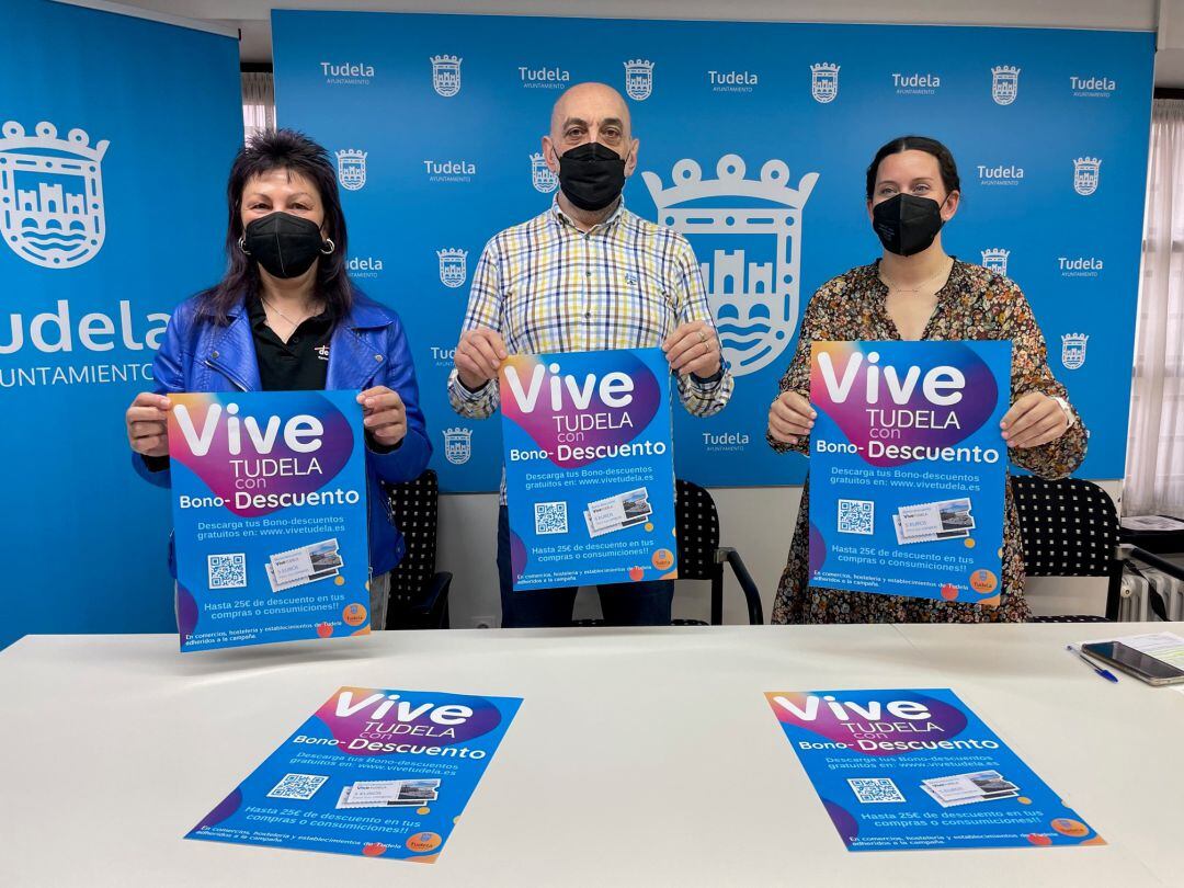 Anabel García, Jesús Clemos e Irune García en la presentación de la campaña &#039;Vive Tudela con bono-descuento&#039;