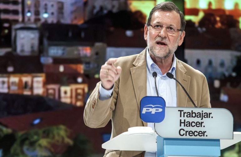 El presidente del Gobierno, Mariano Rajoy, durante su intervención en un acto de campaña electoral en Burgos.