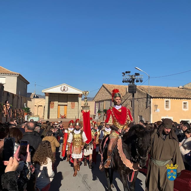 Los Romanos, y al fondo el Palacio de Herodes
