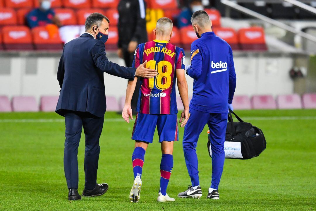 Jordi Alba abandona el campo tras sentir molestias ante el Sevilla. 