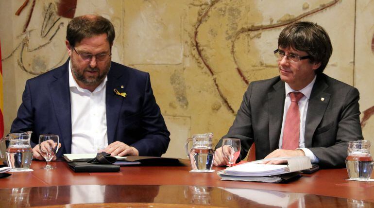 El vicepresident del Govern, Oriol Junqueras, i el president de la Generalitat, Carles Puigdemont, a la taula del Consell Executiu del 24 d&#039;octubre del 2017 (Horitzontal).