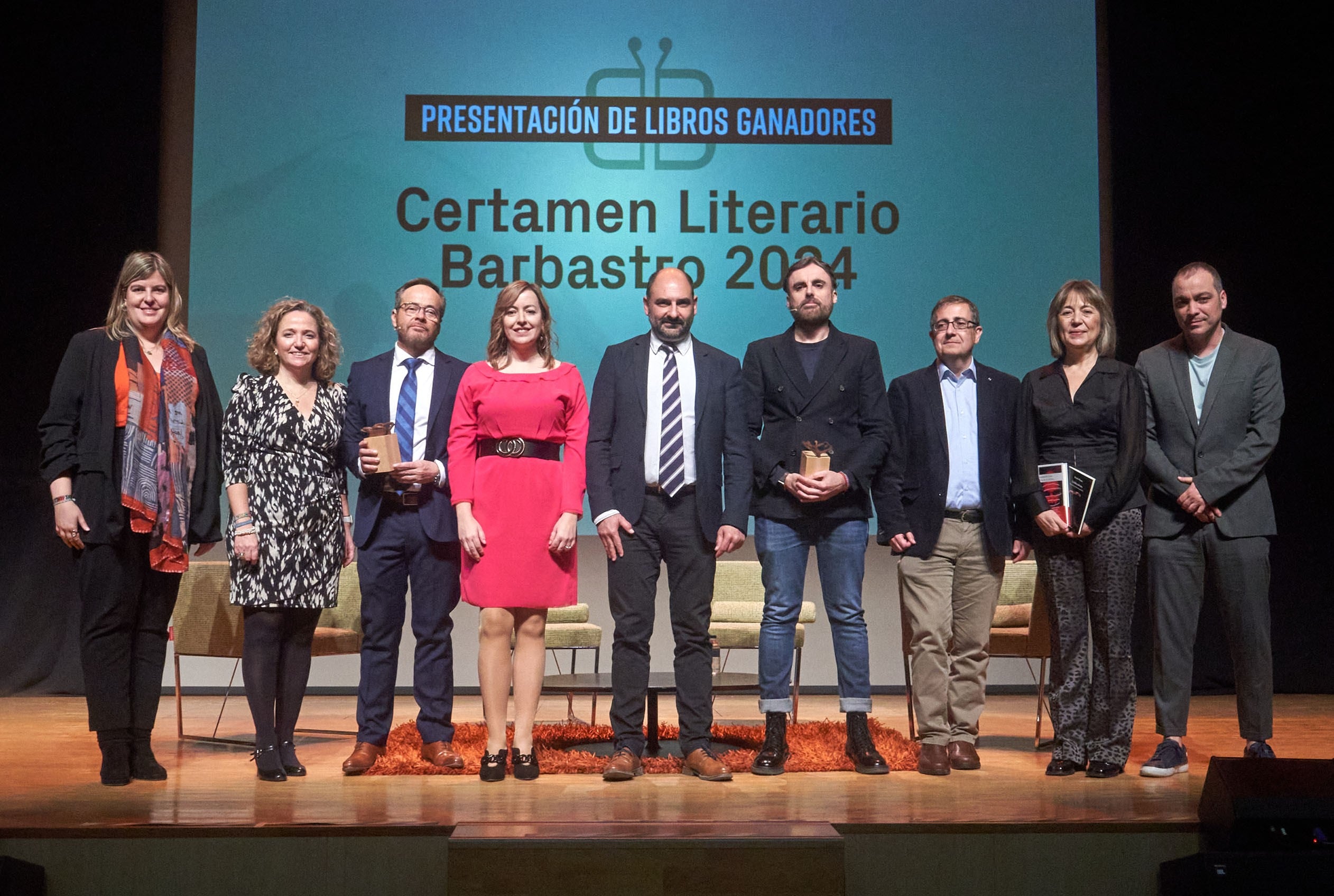 Autoridades y premiados en la ceremonia de entrega de los premios literarios