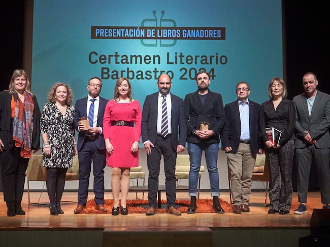 Autoridades y premiados en la ceremonia de entrega de los premios literarios