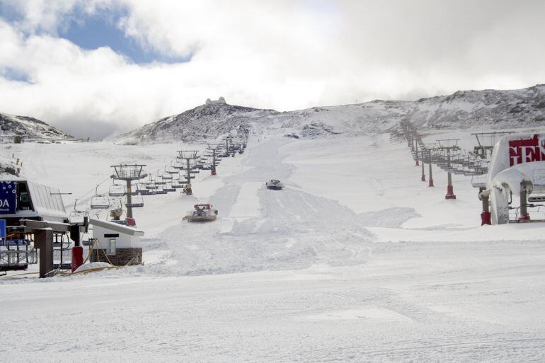 Máquinas pisapistas preparando la zona de la estación de esquí de Sierra Nevada con la que Cetursa inaugurará la temporada el próximo 28 de noviembre