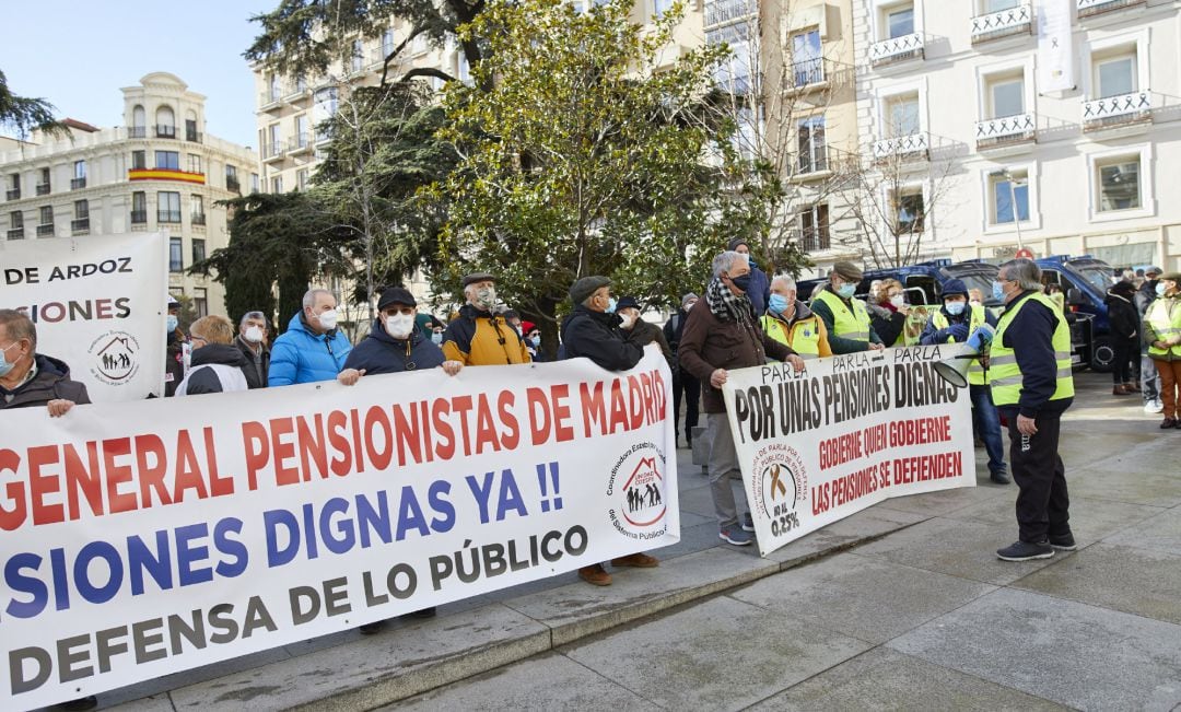 Los pensionistas protestan contra las recomendaciones del Pacto de Toledo y del ministro de Inclusión, Seguridad Social y Migraciones, José Luis Escrivá, que plantea una reforma del sistema con el objetivo de ahorrar 2,3 puntos del PIB en 2050.