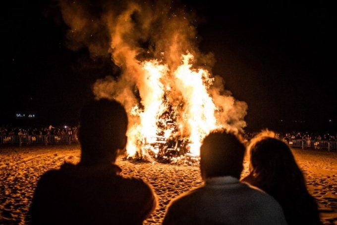 La hoguera es el símbolo de la celebración de San Juan en la mayoría de las localidades españolas en las que se celebra, especialmente en los lugares de playa.