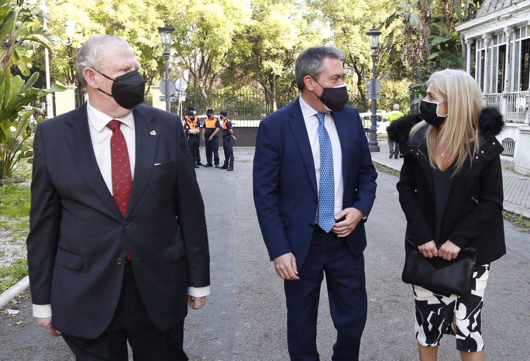 De izquierda a derecha, el presidente del Consejo, Francisco Vélez; el alcalde de Sevilla, Juan Espadas; y la consejera de Cultura de la Junta de Andalucía, Patricia del Pozo