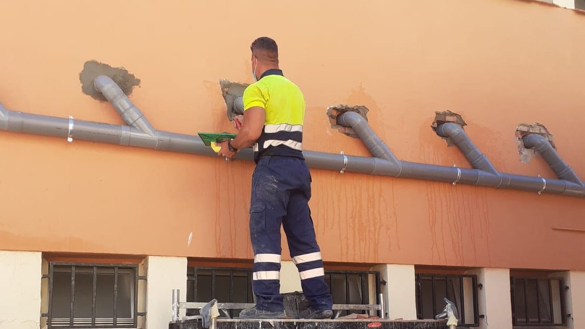 Un trabajador en un centro de La Línea
