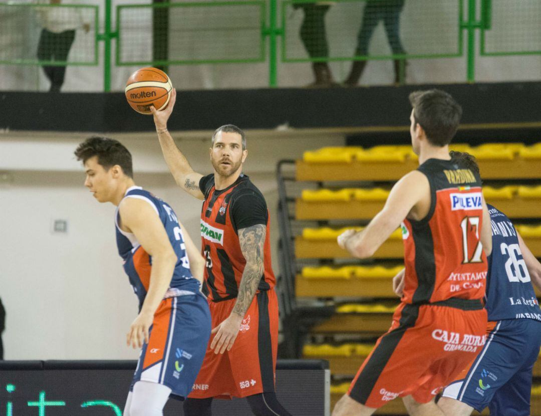 Con garra,el Club Ourense Baloncesto rema pero muere en la orilla. 80-83