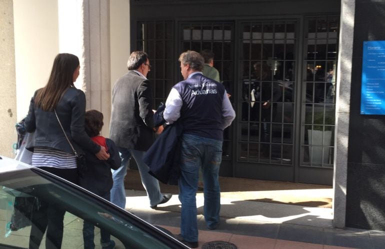 Agentes del servicio de Aduanas, durante el registro del domilio particular de Rodrigo Rato.