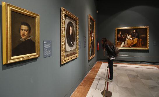 Una visitante contempla parte de la exposición &quot;Velázquez. Murillo. Sevilla&quot; que puede verse hasta el 28 de febrero, con 19 obras seleccionadas que descubren por primera vez un espíritu común en la obra de ambos artistas sevillanos.