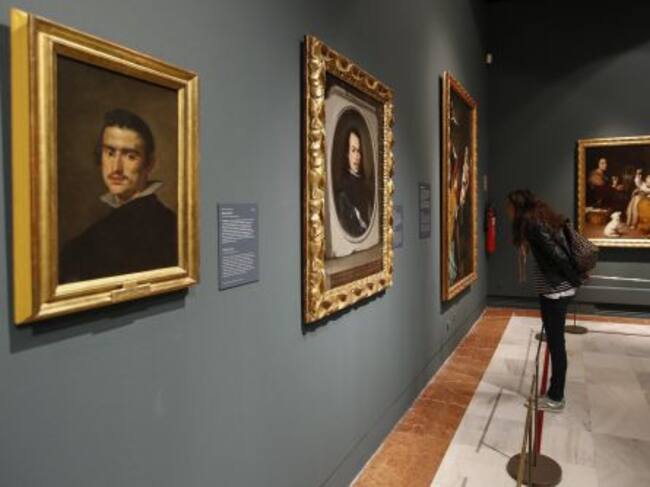 Una visitante contempla parte de la exposición "Velázquez. Murillo. Sevilla" que puede verse hasta el 28 de febrero, con 19 obras seleccionadas que descubren por primera vez un espíritu común en la obra de ambos artistas sevillanos.