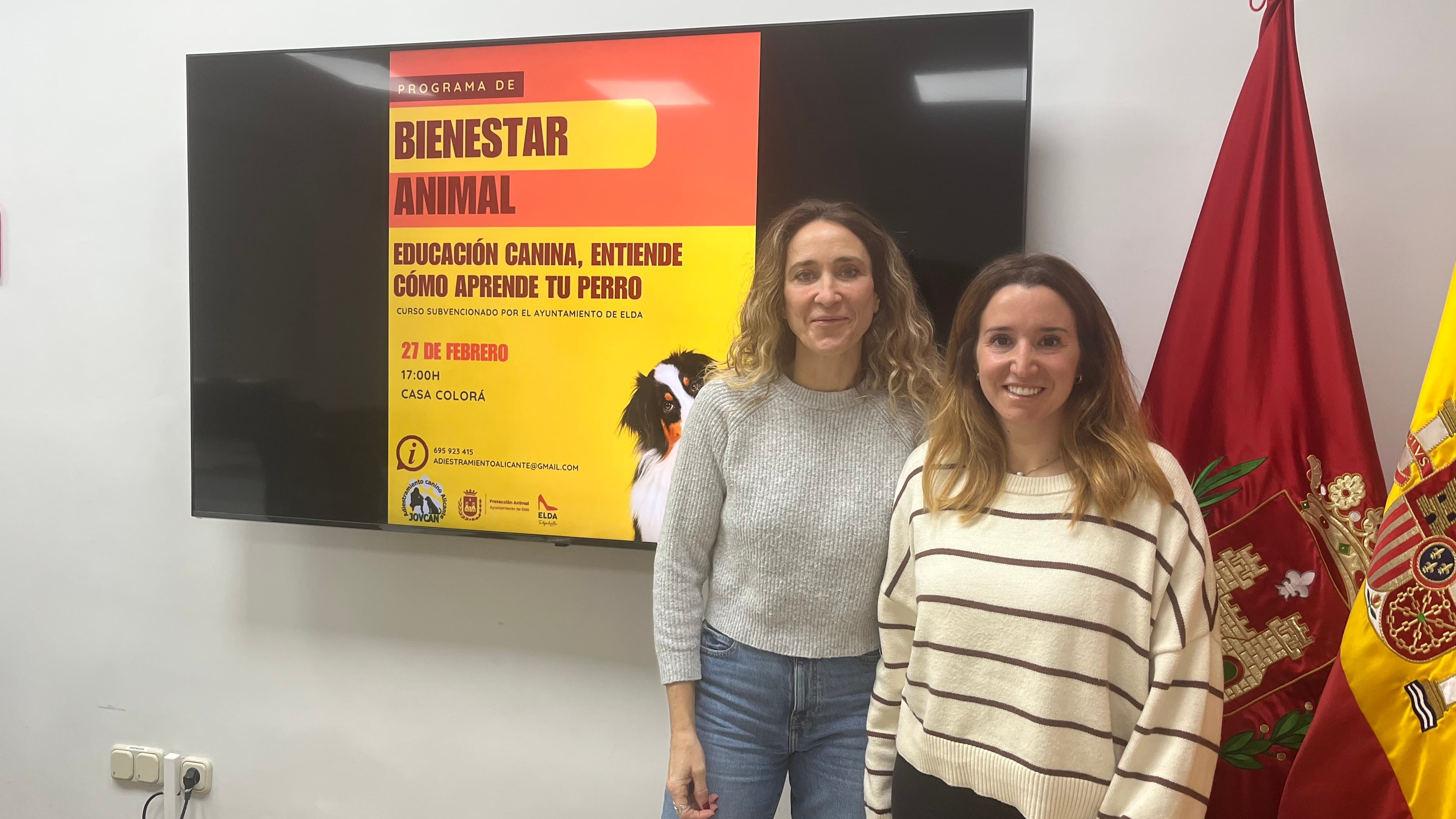 Cristina Rodríguez, concejala de Protección Animal de Elda; junto a Carla Joven, adiestradora de JovCan