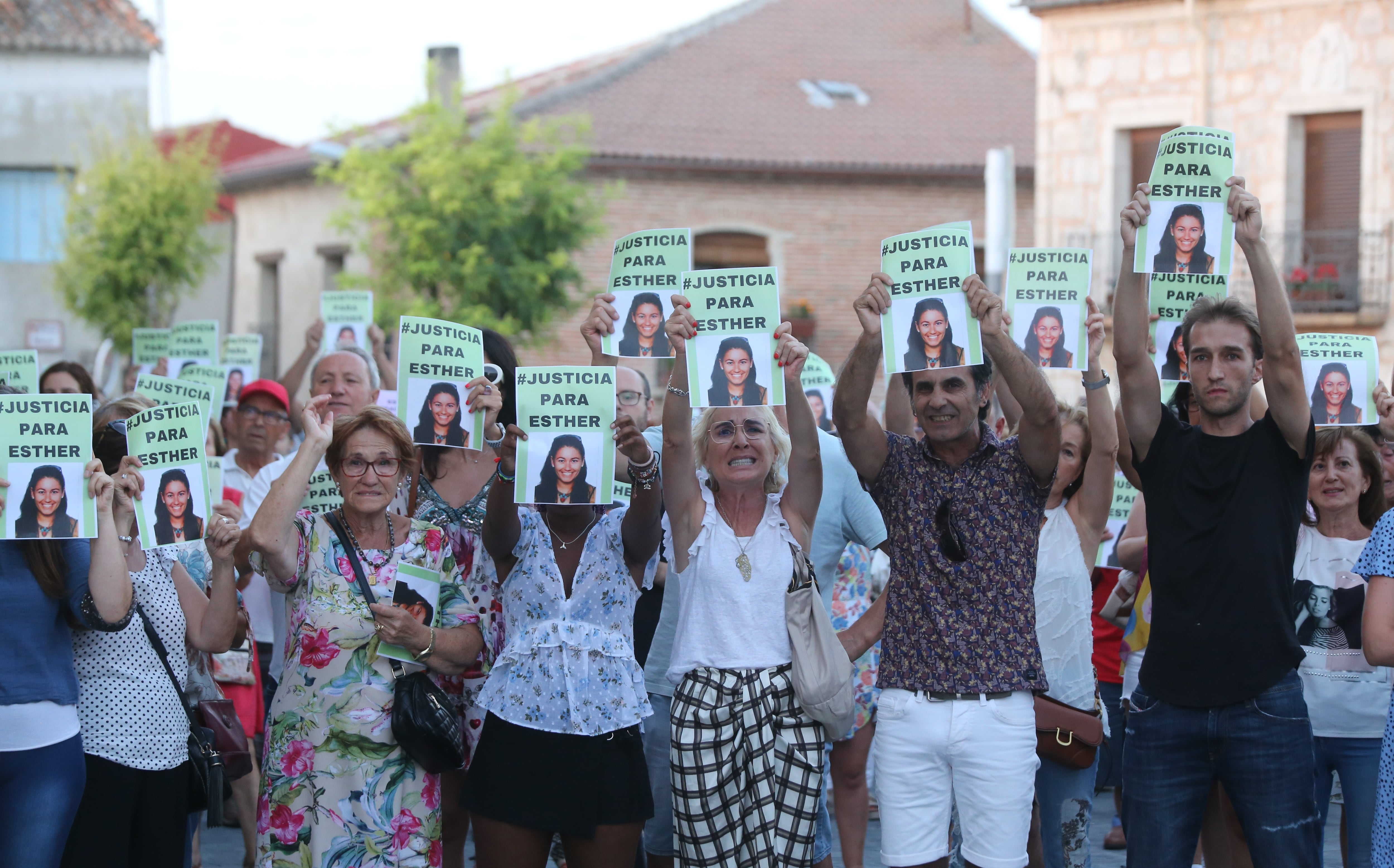 Decenas de personas participan en una concentración por la muerte de Esther López en Traspinedo (Valladolid)