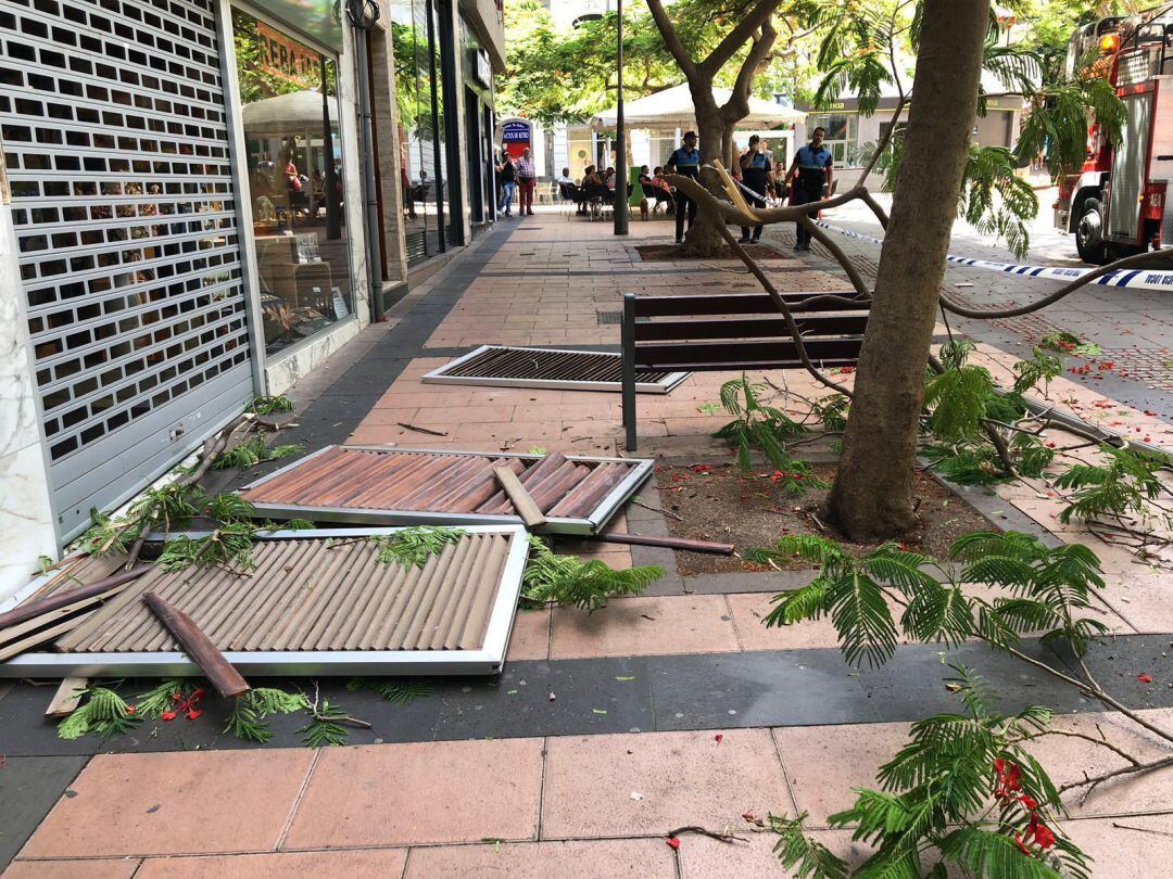 Las ventanas cayeron a la vía hiriendo a dos personas. 