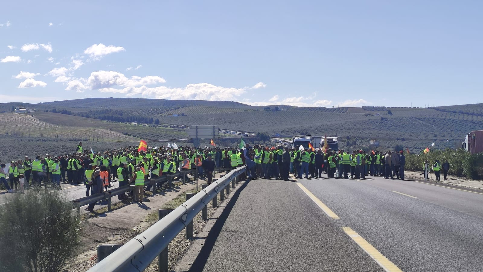 Los agricultores cortando la A-45 en Lucena