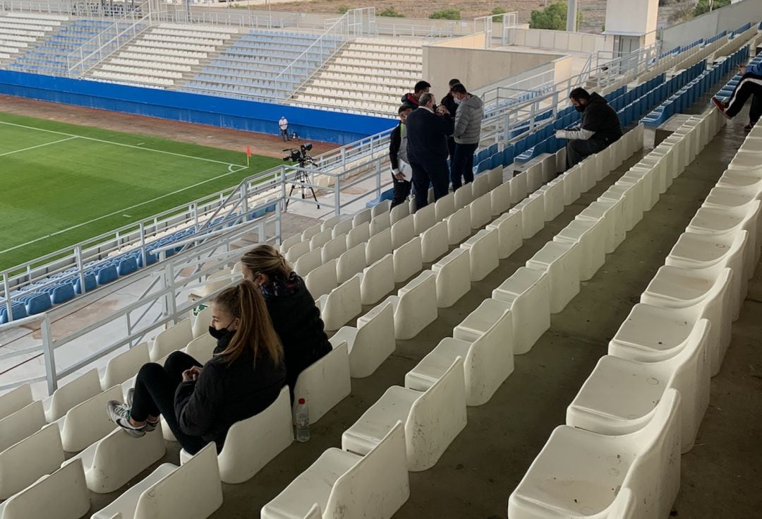 Aníbal Torregrosa conversa con el presidente y jefe de prensa del Lorca Deportiva 