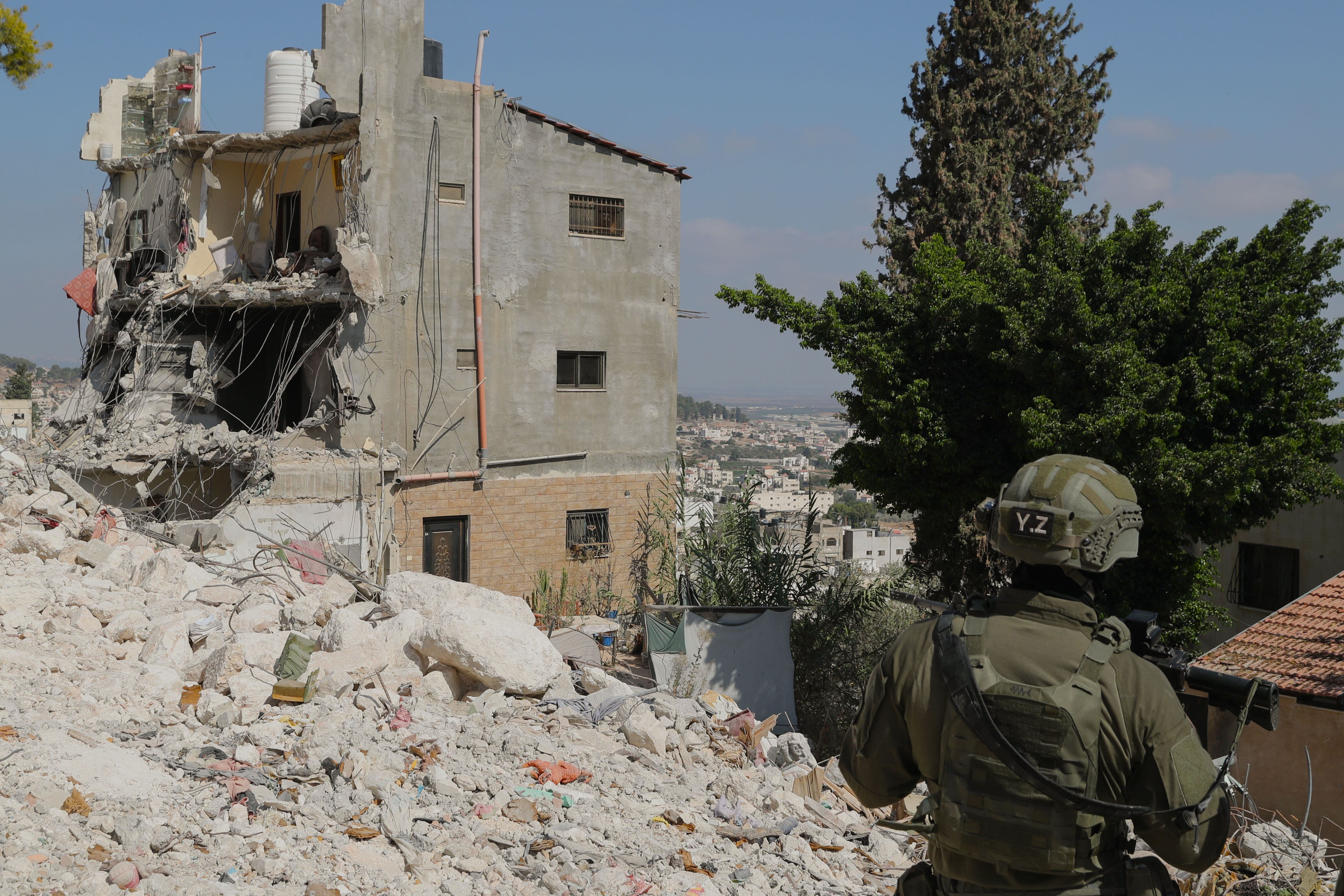 El campamento de refugiados de Yenín, en el norte de Cisjordania, ha pasado de ser un barrio más de la ciudad a un puñado de calles vacías cubiertas de escombros, patrulladas y controladas por el Ejército israelí donde no ya no vive ni uno de sus alrededor de 20.000 habitantes