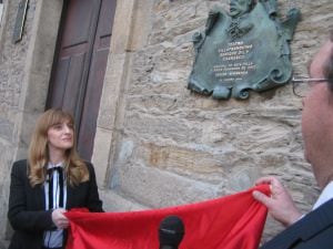 Mar Sancho y el alcalde de Villafranca, descubren la placa de Gil y Carrasco