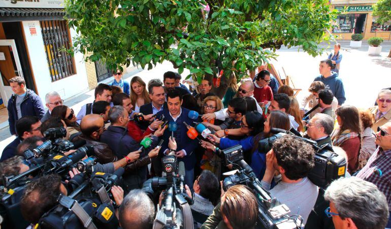 El candidato del PP a la presidencia de la Junta atiende a los medios en la localidad sevillana de Alcalá de Guadaíra