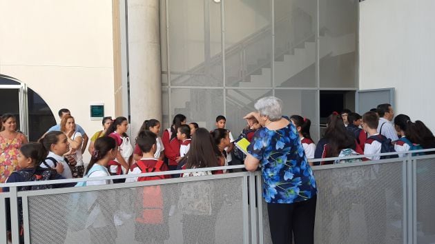 La directora del colegio, Eva Ramírez, dando indicaciones a los alumnos.