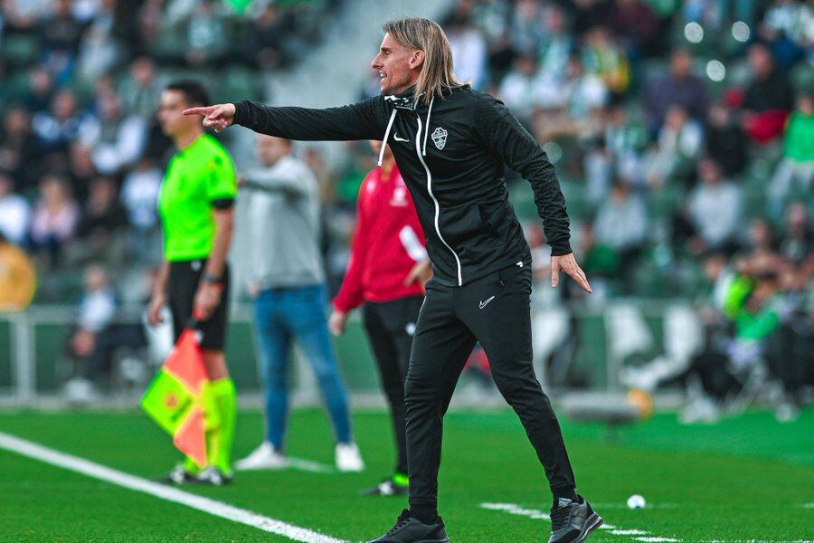 Beccacece da instrucciones durante un partido del Elche esta temporada