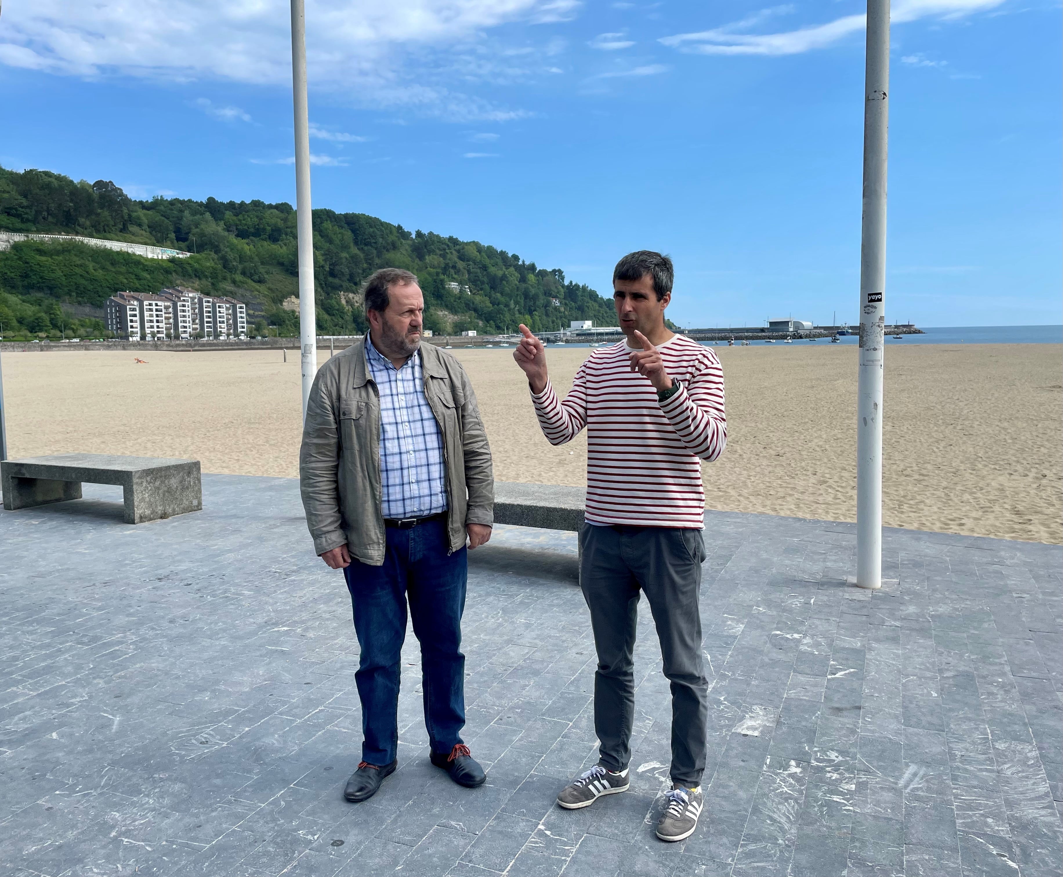 El alcalde y el concejal de Servicios, han presentado la temporada de playa de Hondarribia.