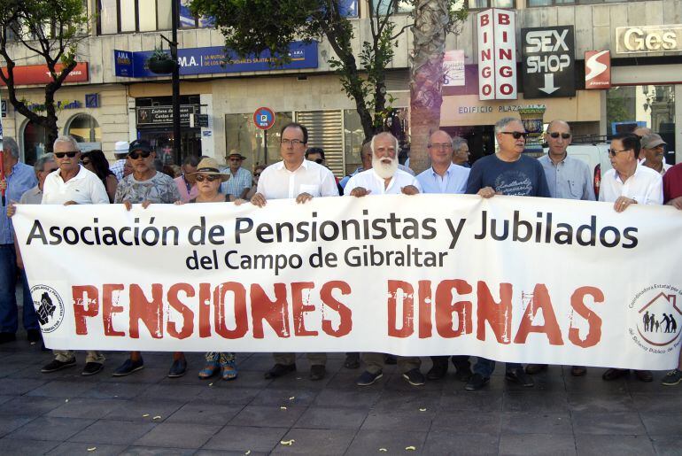 Un momento de la concentración celebrada en Algeciras por unas pensiones dignas.
