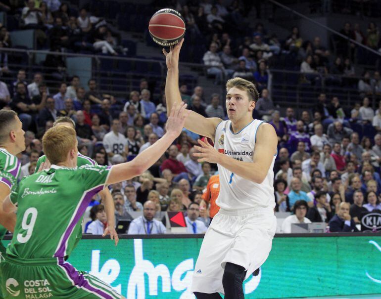 Doncic lanza a canasta ante Alberto Díaz, en una acción del partido