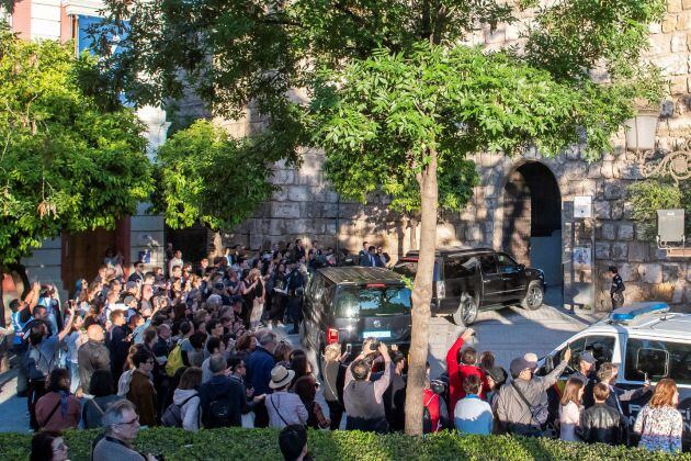 Un grupo de persona se concentra a la llegada en coche de el expresidente de EEUU Barak Obama a los Reales Alcázares de Sevilla tras haber participado en la cumbre de World Travel & Tourism Council 2019 (WTTC) que se ha inaugurado este miércoles en Sevilla.