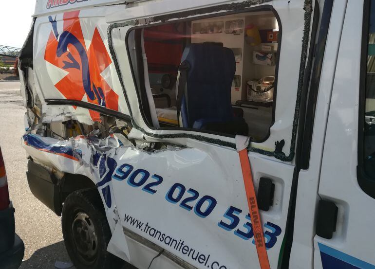 Así ha quedado la ambulancia dañada por un desprendimiento de rocas en la carretera de Albarracín