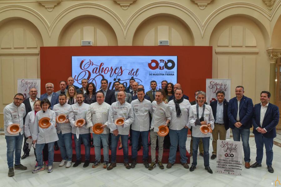 Jose Manuel Caballero junto a los chefs de cocina que participarán en &quot;Sabores del Quijote&quot;