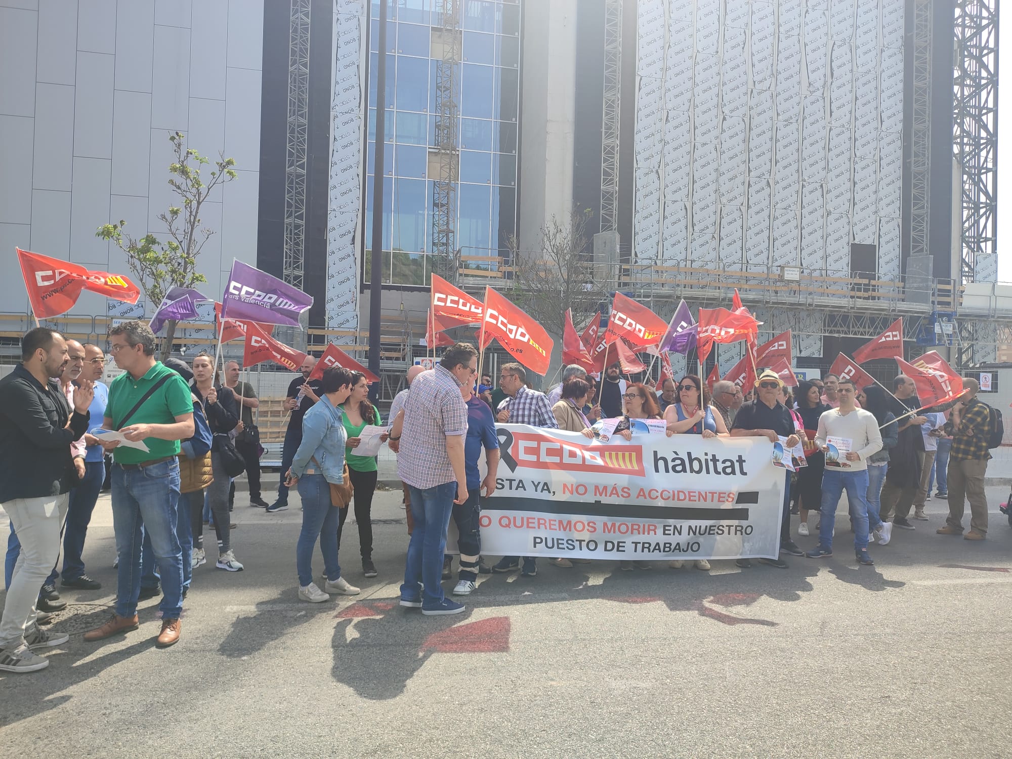 Concentración protagonizada esta mañana por CCOO a las puertas del Palacio de Justicia de Gandia.