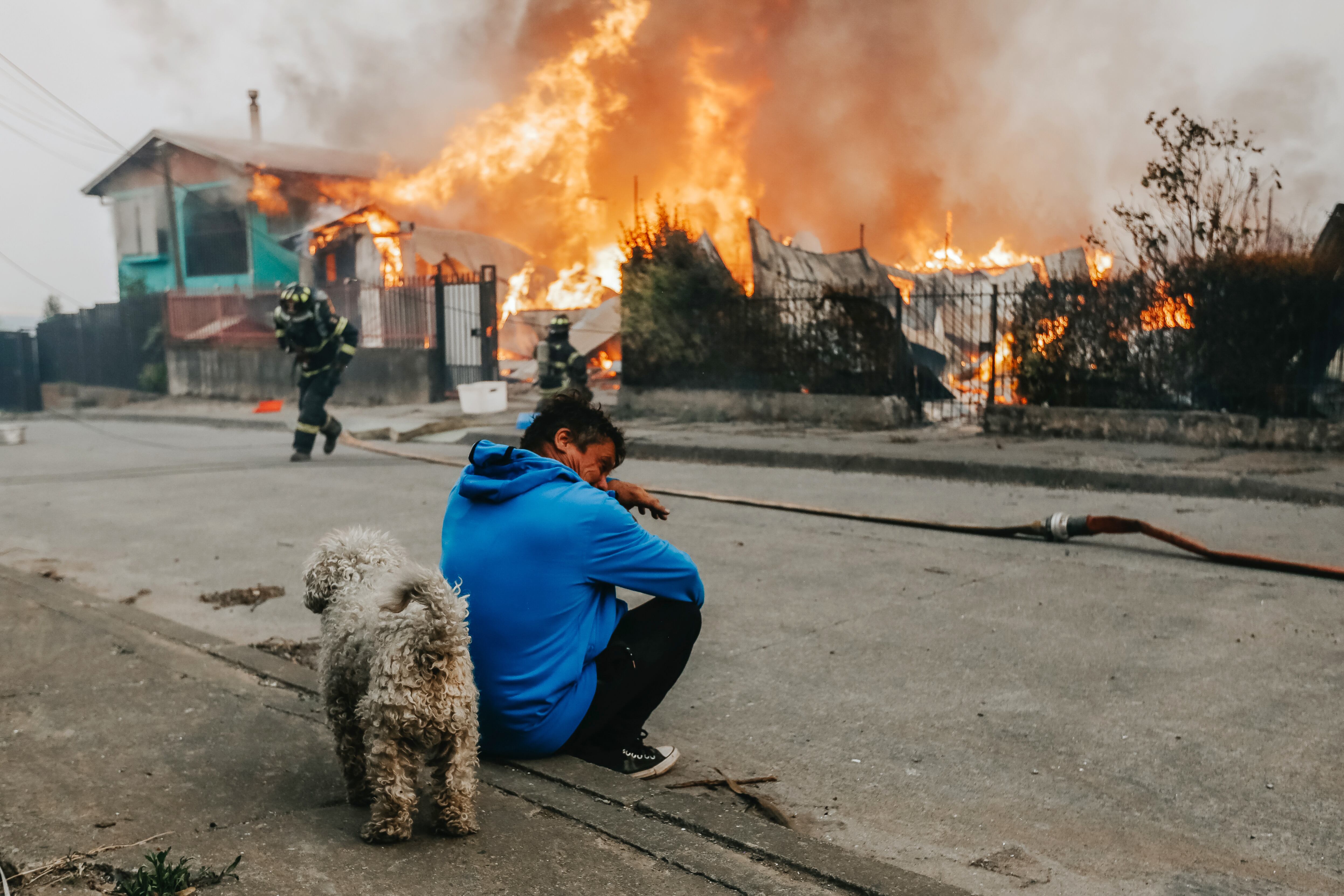  Un hombre observa varias casas afectadas por los incendios forestales en Penco (Chile). Un total de 18 personas han muerto.