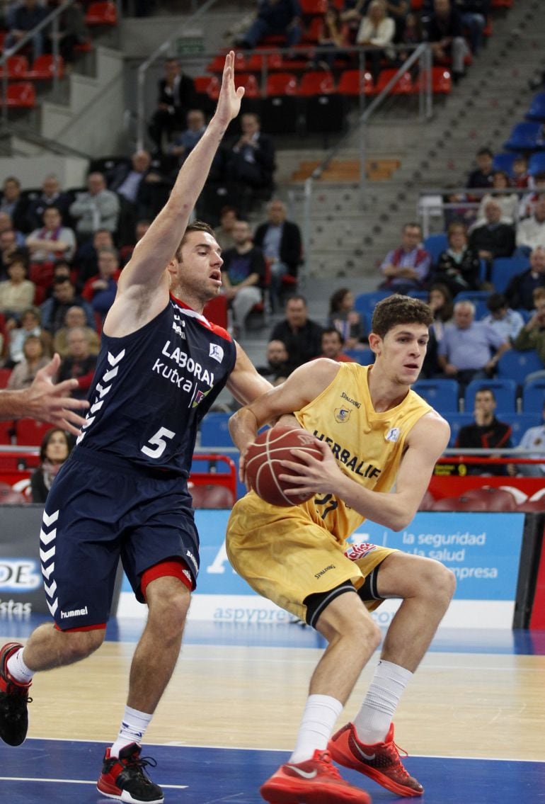 GRA100. VITORIA, 01/11/2015.- El alero del Herbalife Gran Canaria Oriol Paulí (d), defiende el balón ante el escolta francés del Laboral Kutxa Baskonia Fabien Causeur, durante el partido correspondiente a la jornada de la Liga Endesa de baloncesto disputa