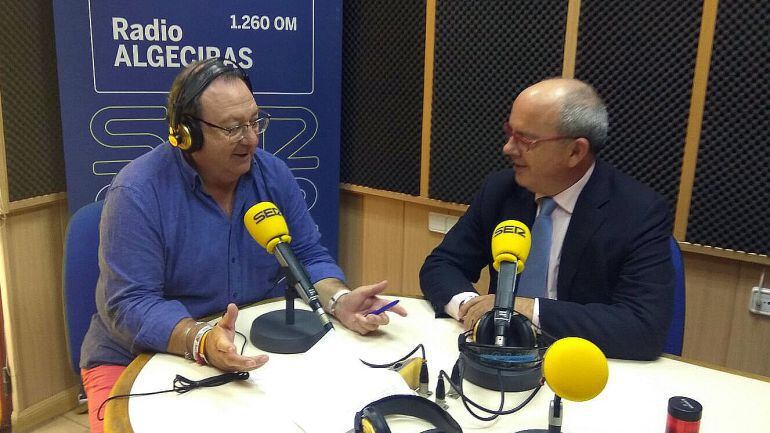 El presidente de la Confederación de Empresarios de Cádiz, Javier Sánchez Rojas, durante una visita a los estudios de radio Algeciras.