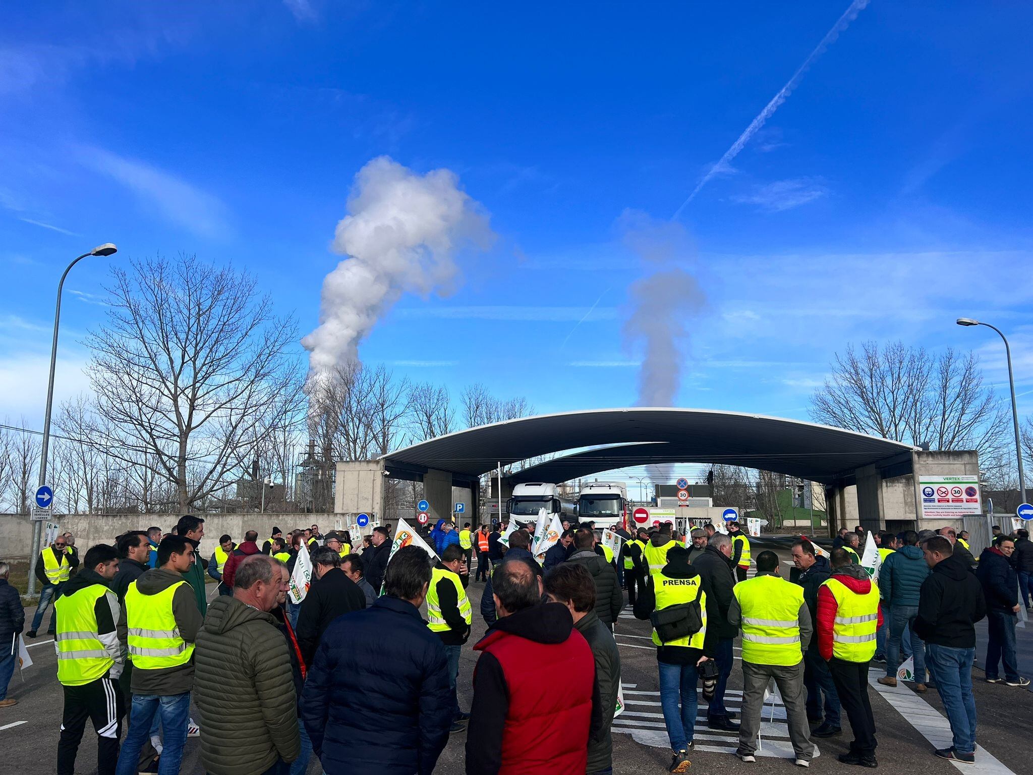 Unos 200 agricultores se han manifestado frente a la planta de bioetanol de Babilafuente, en Salamanca