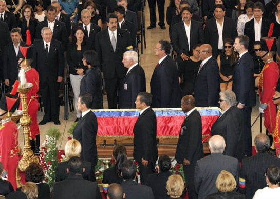 El Príncipe Felipe (2d), junto a presidentes, jefes de Gobierno y representantes de más de un centenar de países, durante los funerales del presidente Hugo Chávez oficiados en la Academia Militar de Caracas. Más de 30 jefes de Estado y de Gobierno estarán