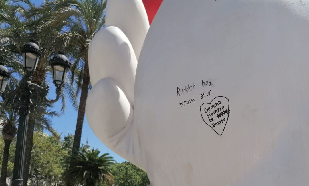 Estado del pebetero instalado en la plaza del Ayuntamiento de València para recordar la suspensión de las Fallas.